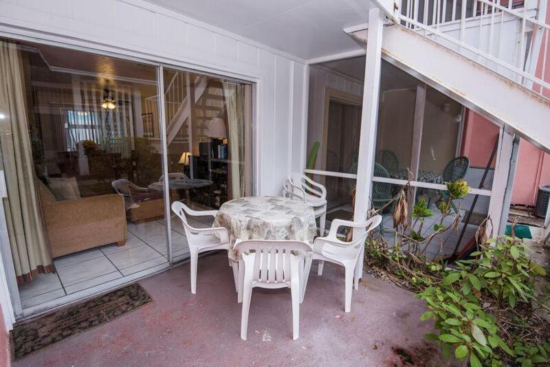 Two Bedroom Two Bath Family Condo - Sleeps Four - Unit B - Private Beach St. Petersburg Exterior photo