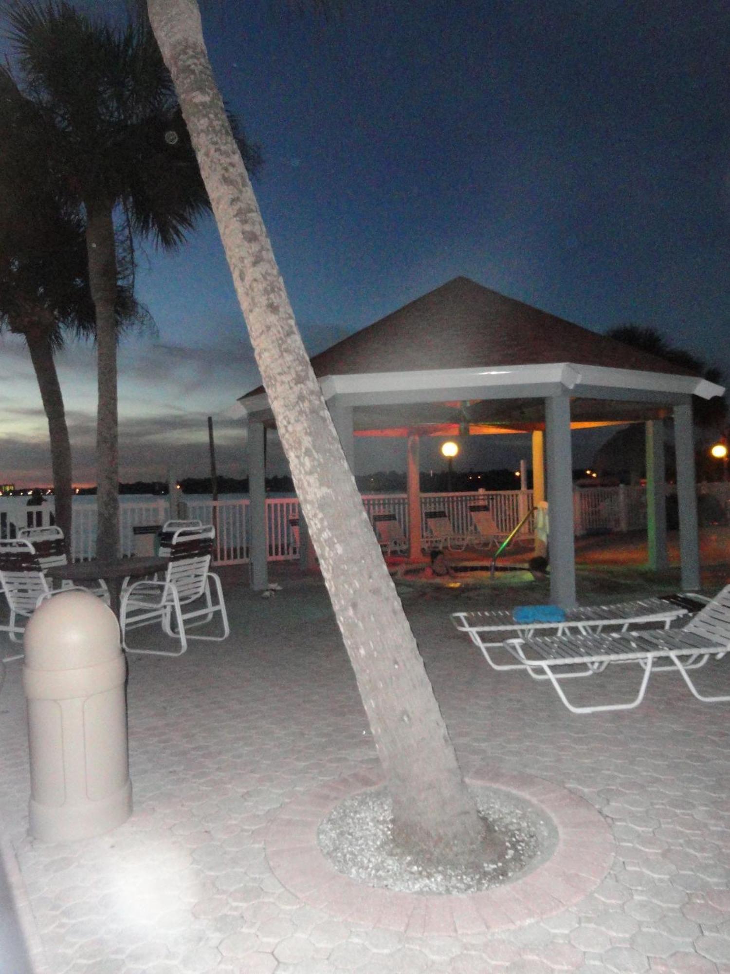 Two Bedroom Two Bath Family Condo - Sleeps Four - Unit B - Private Beach St. Petersburg Exterior photo